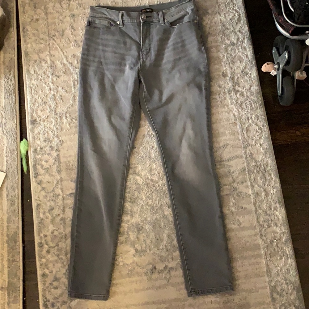 Grey Lee skinny jeans.